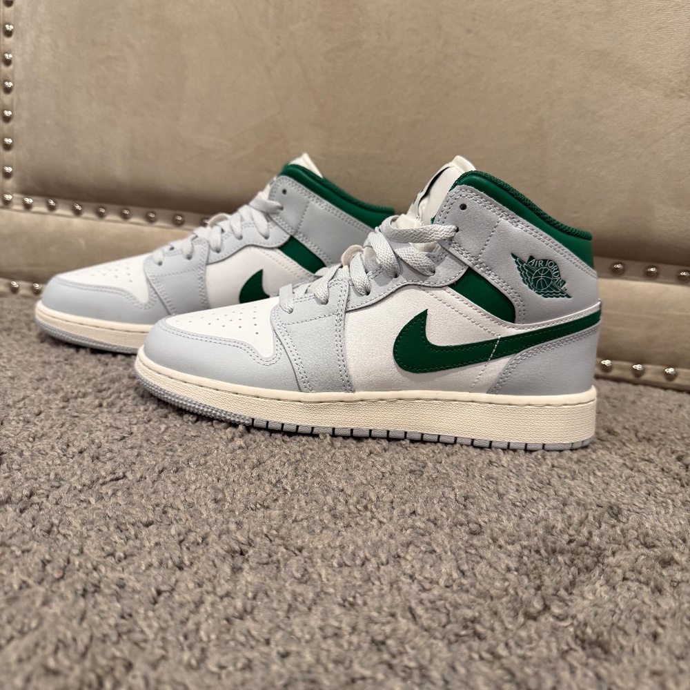 Air Jordan 1 Mid Shoes boys Size 5.5